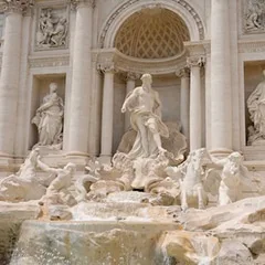 Barocker Brunnen mit reich verzierten Skulpturen und Figuren aus Stein.