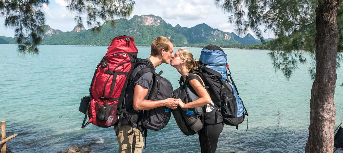 Südostasien Packliste Daniel und Jessica mit Rucksäcken