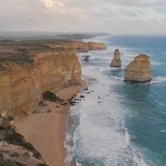 Steilküste mit hohen Klippen und vorgelagerten Felsformationen im Meer.