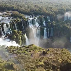 Große Wasserfälle stürzen inmitten dichter grüner Landschaft in die Tiefe.