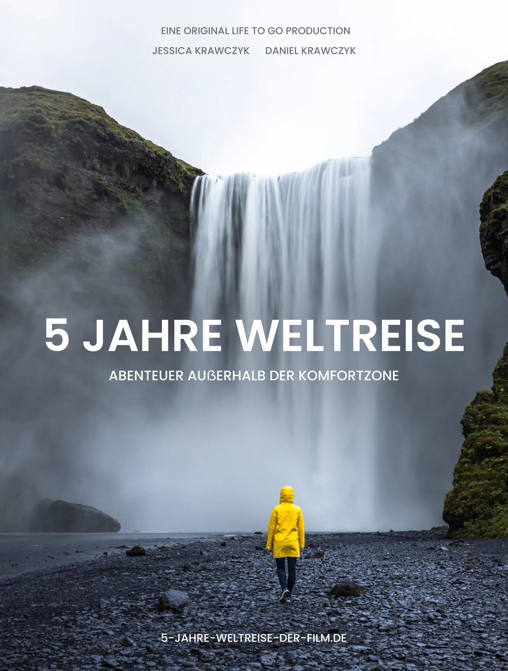 Person in gelbem Regenmantel steht vor großem Wasserfall mit Text 5 Jahre Weltreise Abenteuer außerhalb der Komfortzone.